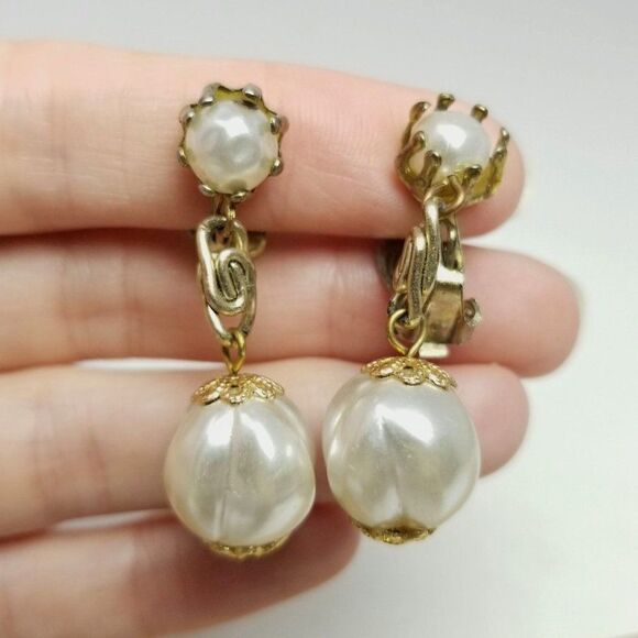 Vintage Faux Pearl Dangle Clip On Earrings,  Retro Classic Design, Estate - Picture 1 of 5